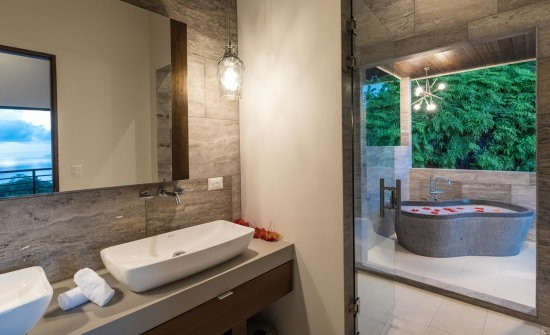 Casa Resol master bathroom