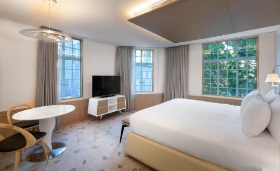 Gran Hotel Corner Suite Bed