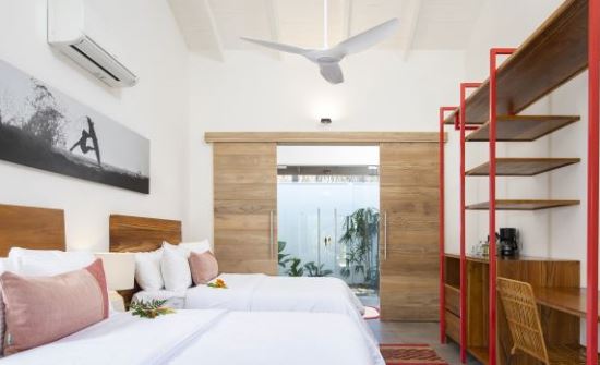 guilded Iguana surf room